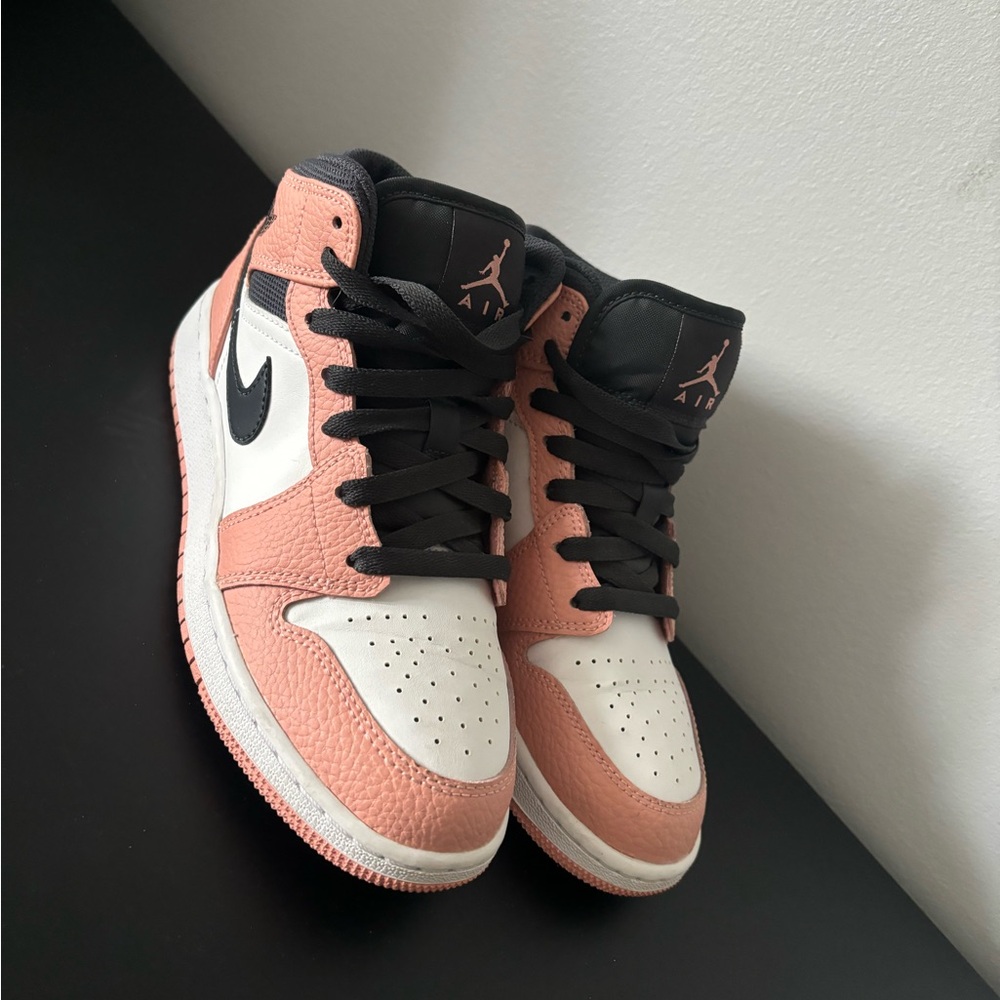 Air Jordan 1 Mid ‘Pink Quartz'